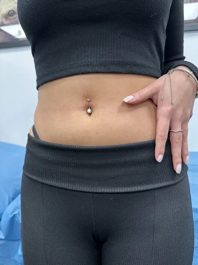Exemplu de piercing în buric din arhiva 2nd Face