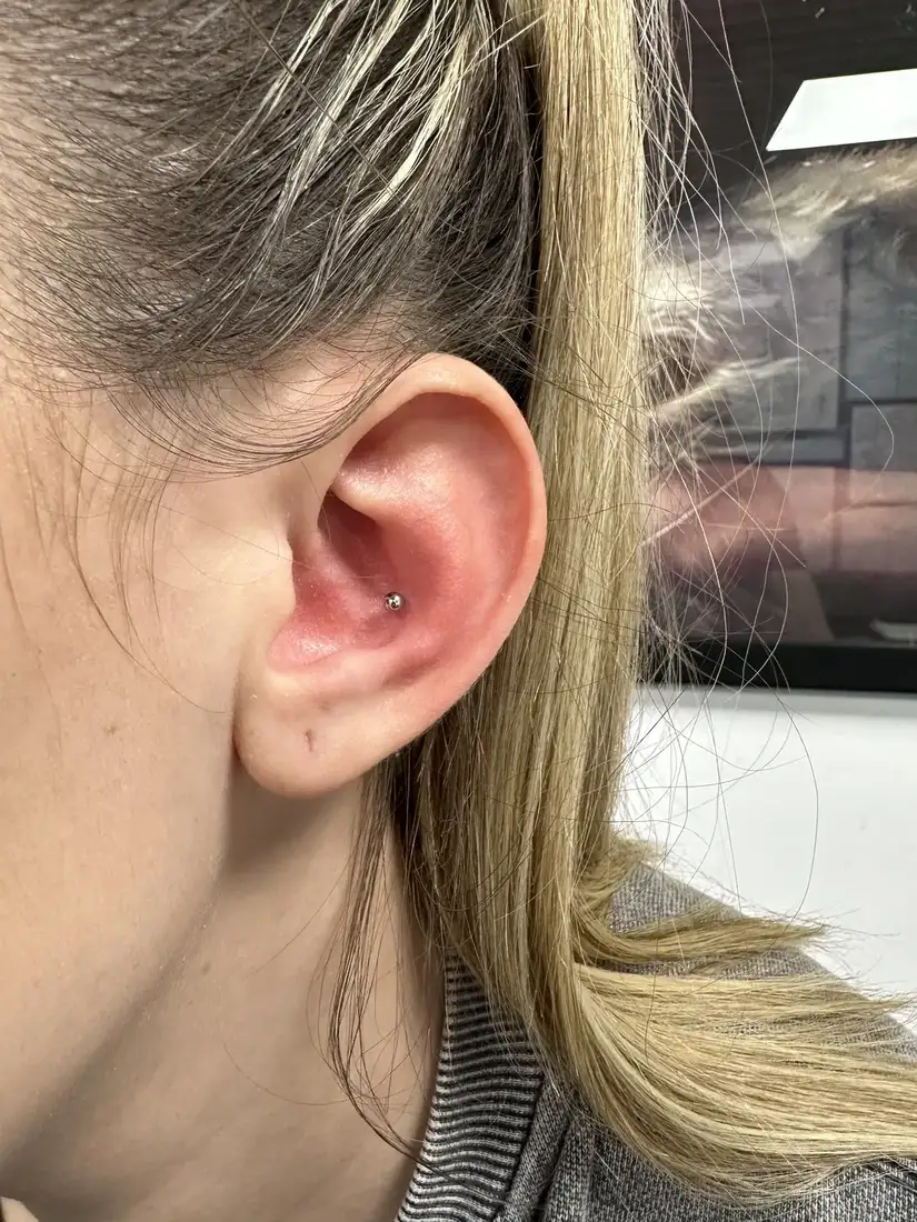Fotografie piercing conch din arhiva 2nd Face București