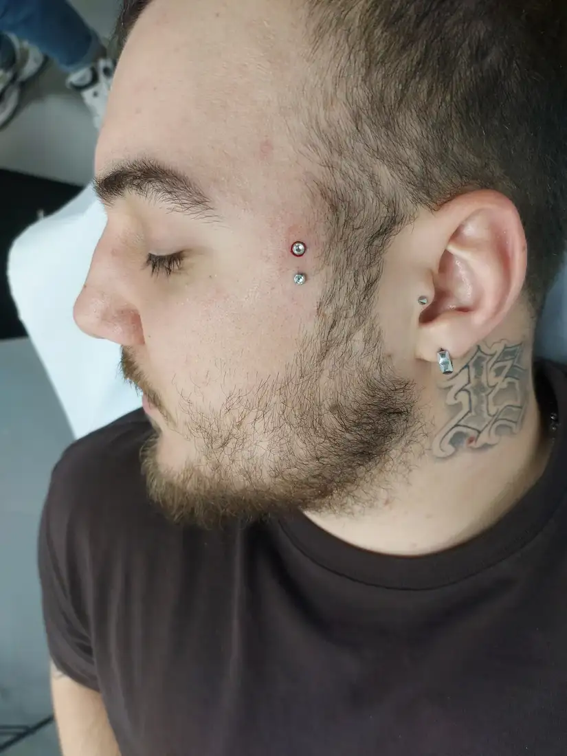 Fotografie piercing dermal din arhiva 2nd Face București