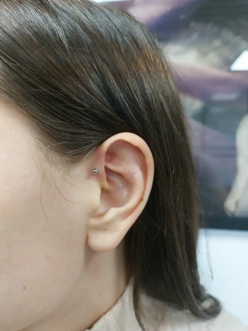 Fotografie piercing forward helix din arhiva 2nd Face București