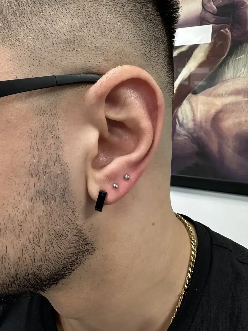 Fotografie piercing lob din arhiva 2nd Face București